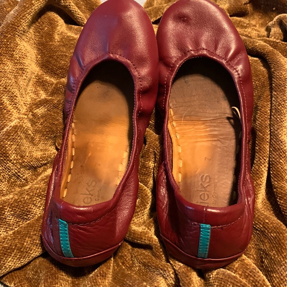 Tieks burgundy size 7